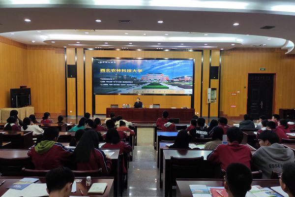 阮鹏副书记在萧山区第三高级中学给员工作宣讲报告.jpg